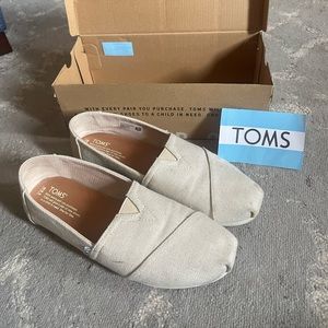 Toms Classics: Natural Metallic Herringbone size 9.5